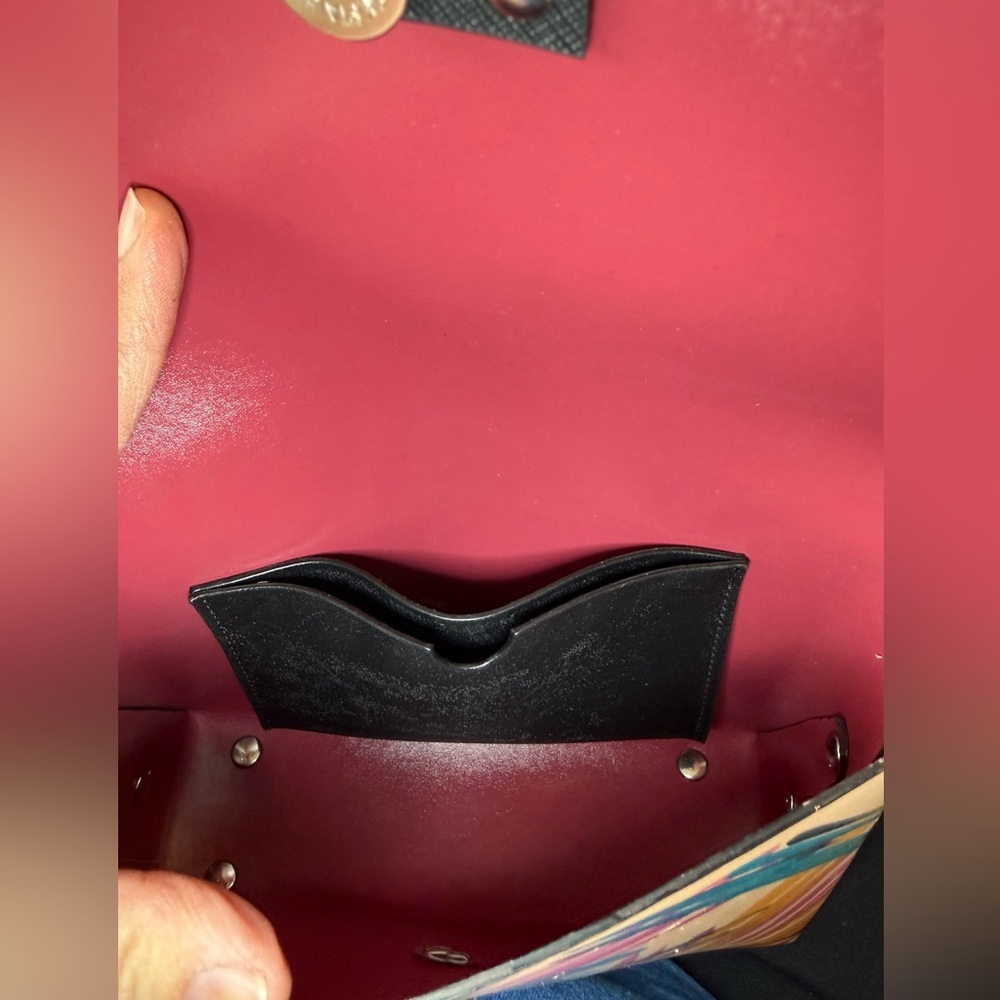 Hand painted crossbody
Recycled leather - Picture 7 of 9
